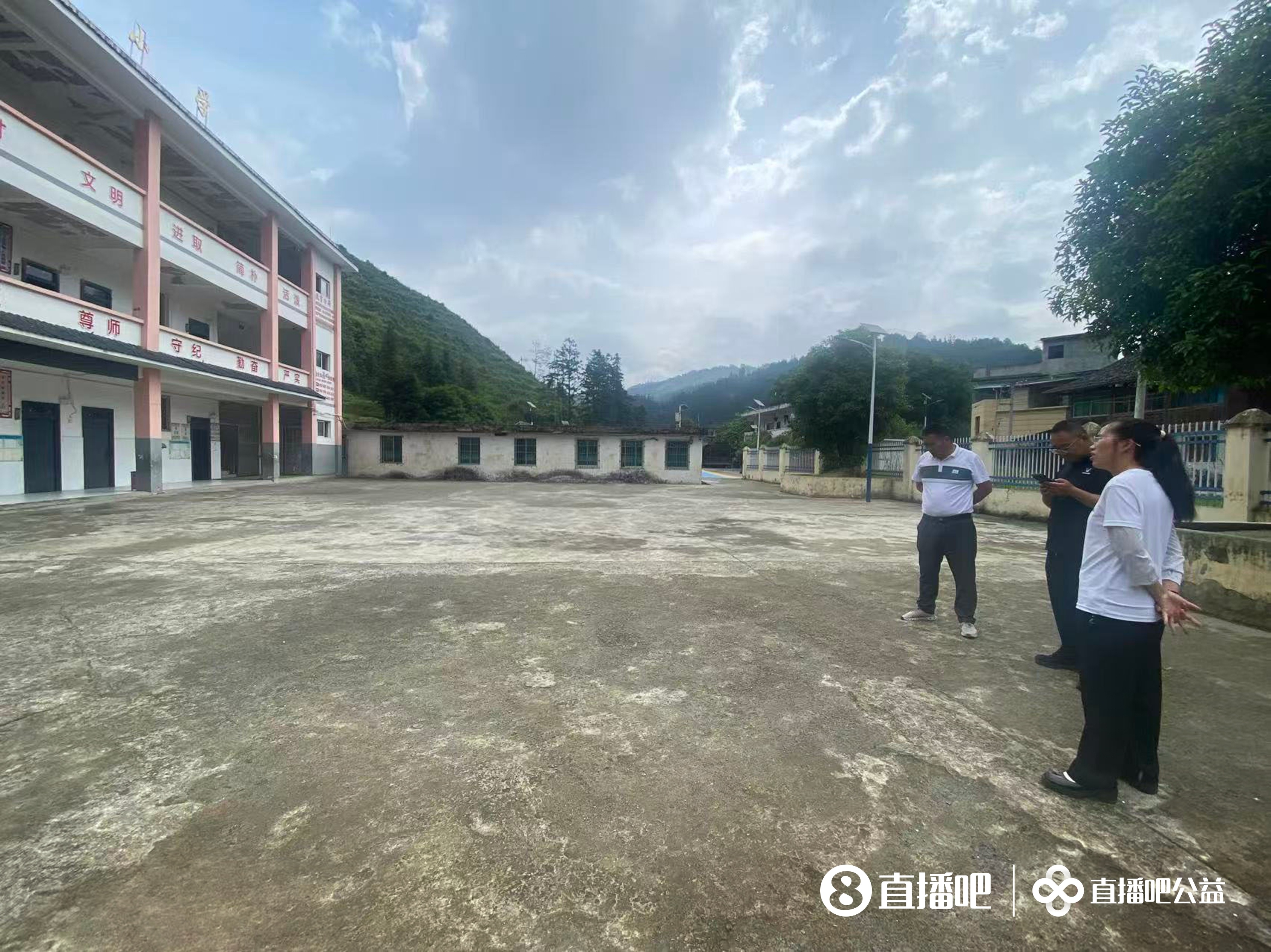 榕江岑最小学新球场落成:水泥地变草皮,137名留守儿童有了主场 榕江岑最小学新球场落成:水泥地变草皮,137名留守儿童有了主场