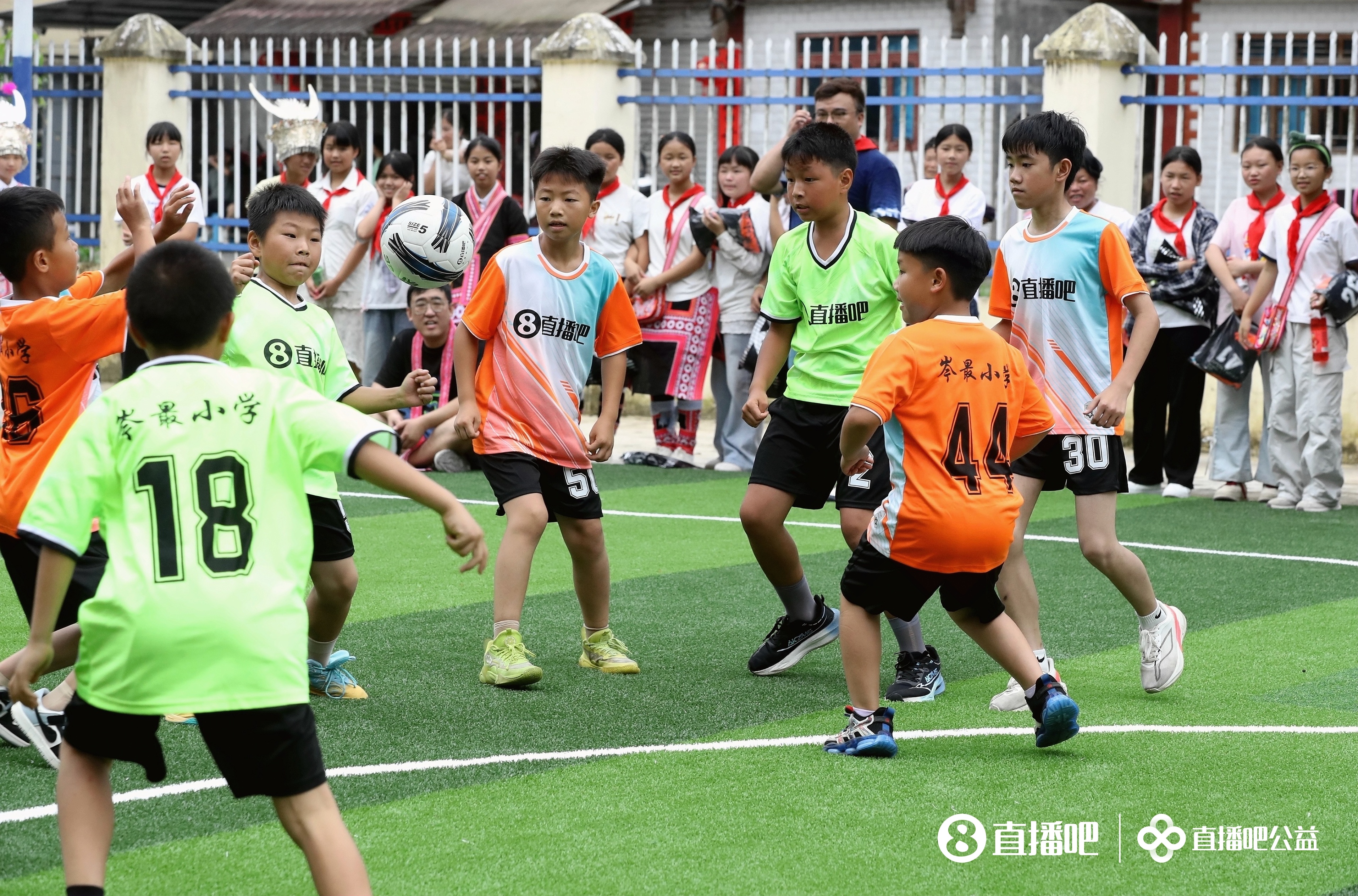榕江岑最小学新球场落成:水泥地变草皮,137名留守儿童有了主场 榕江岑最小学新球场落成:水泥地变草皮,137名留守儿童有了主场