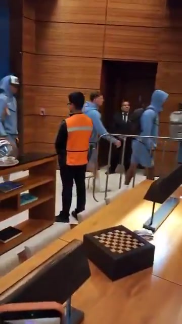 英格兰抵墨遭数百球迷狂嘘,酒店外气氛紧张 英格兰抵墨遭数百球迷狂嘘,酒店外气氛紧张