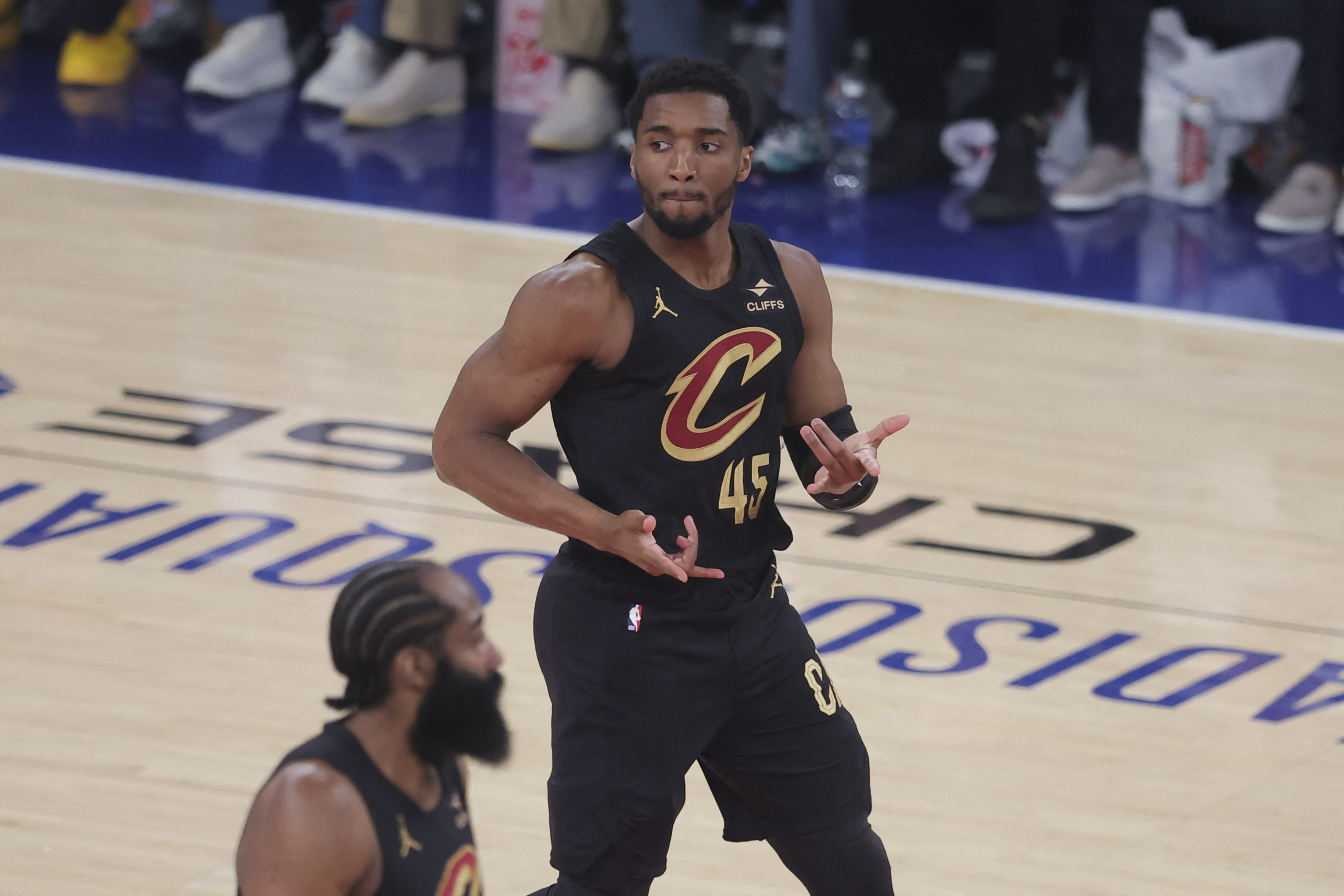 骑士续约米切尔:四年2.73亿豪赌二线球星峰值 骑士续约米切尔:四年2.73亿豪赌二线球星峰值