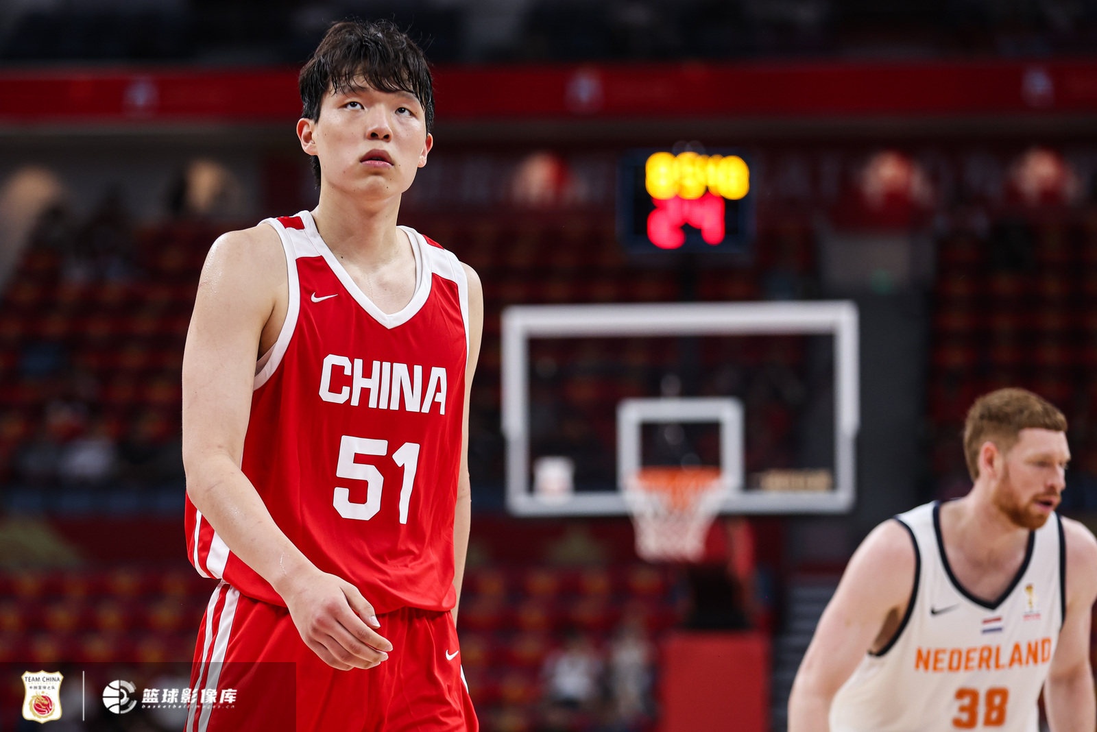 杨瀚森夏联+世预赛两头跑 中国男篮不为其改体系