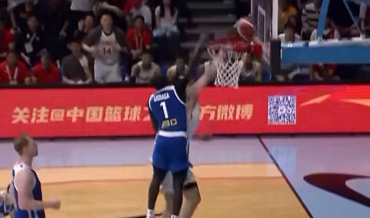 杨瀚森快攻扣篮遭阿巴西钉板大帽,郭艾伦:20岁NBA新秀就该砸进去
