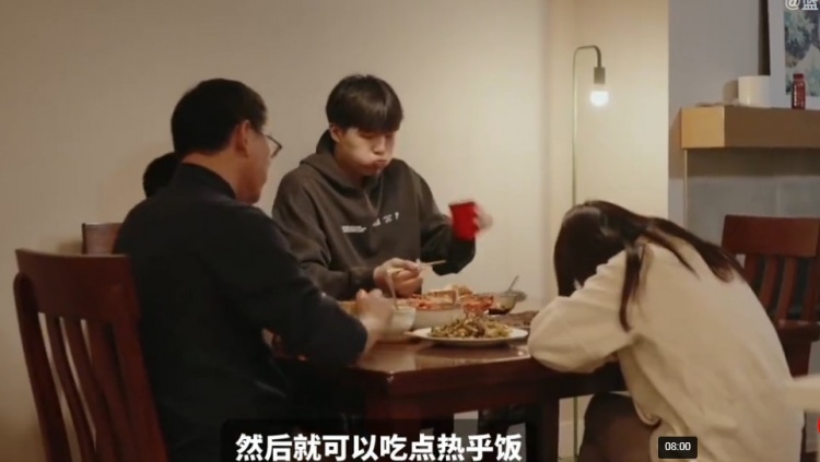 杨瀚森自曝客场凌晨2点吃热饭 小艾学厨支撑生活 杨瀚森自曝客场凌晨2点吃热饭 小艾学厨支撑生活