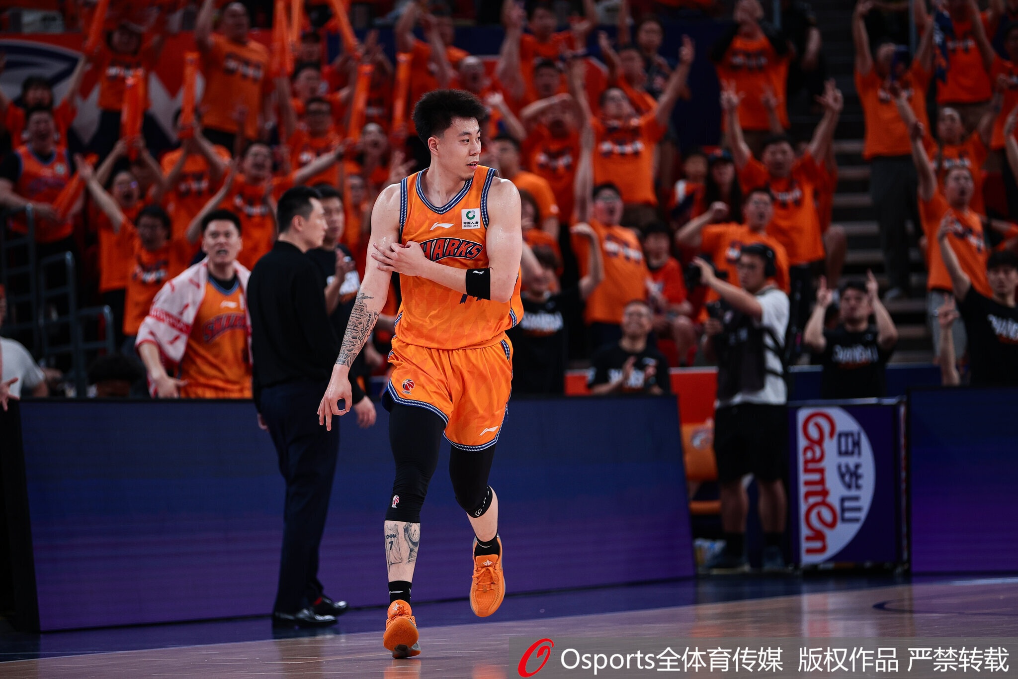 上海男篮留核心班底 李弘权C类续约张镇麟顶薪待签