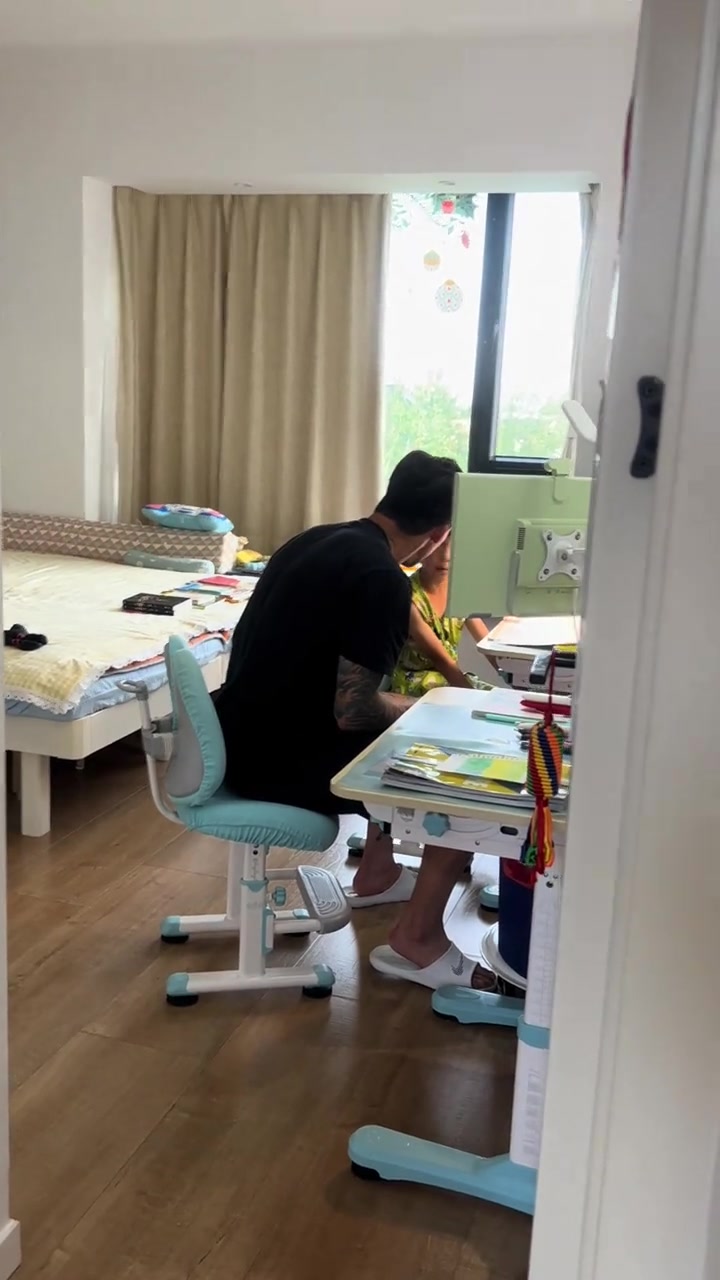 张琳芃辅导儿子作业无奈回头,场外挑战不亚于防线压力