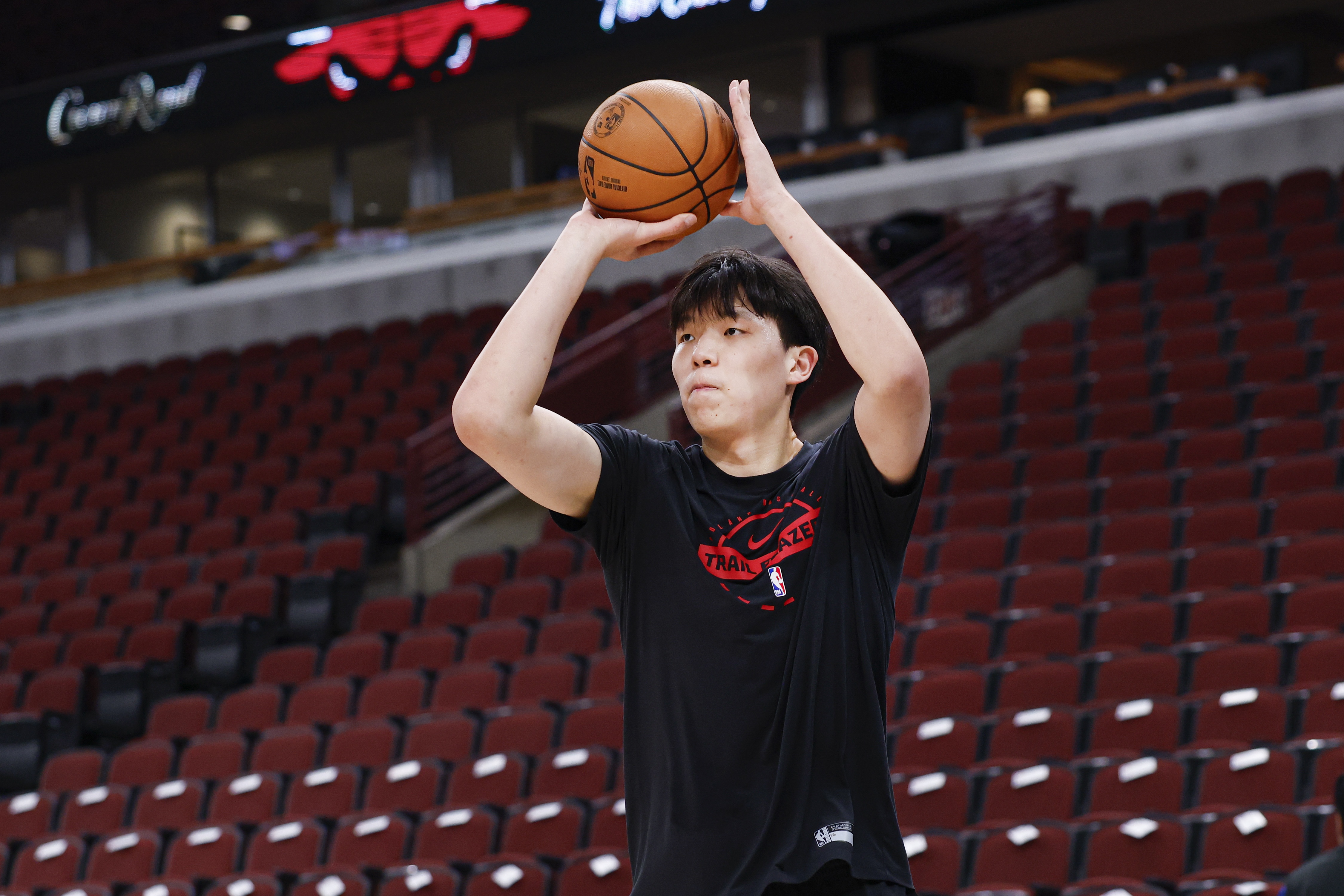 杨瀚森夏联场均13+8.5+3.8,开拓者媒体人:现在放弃太早