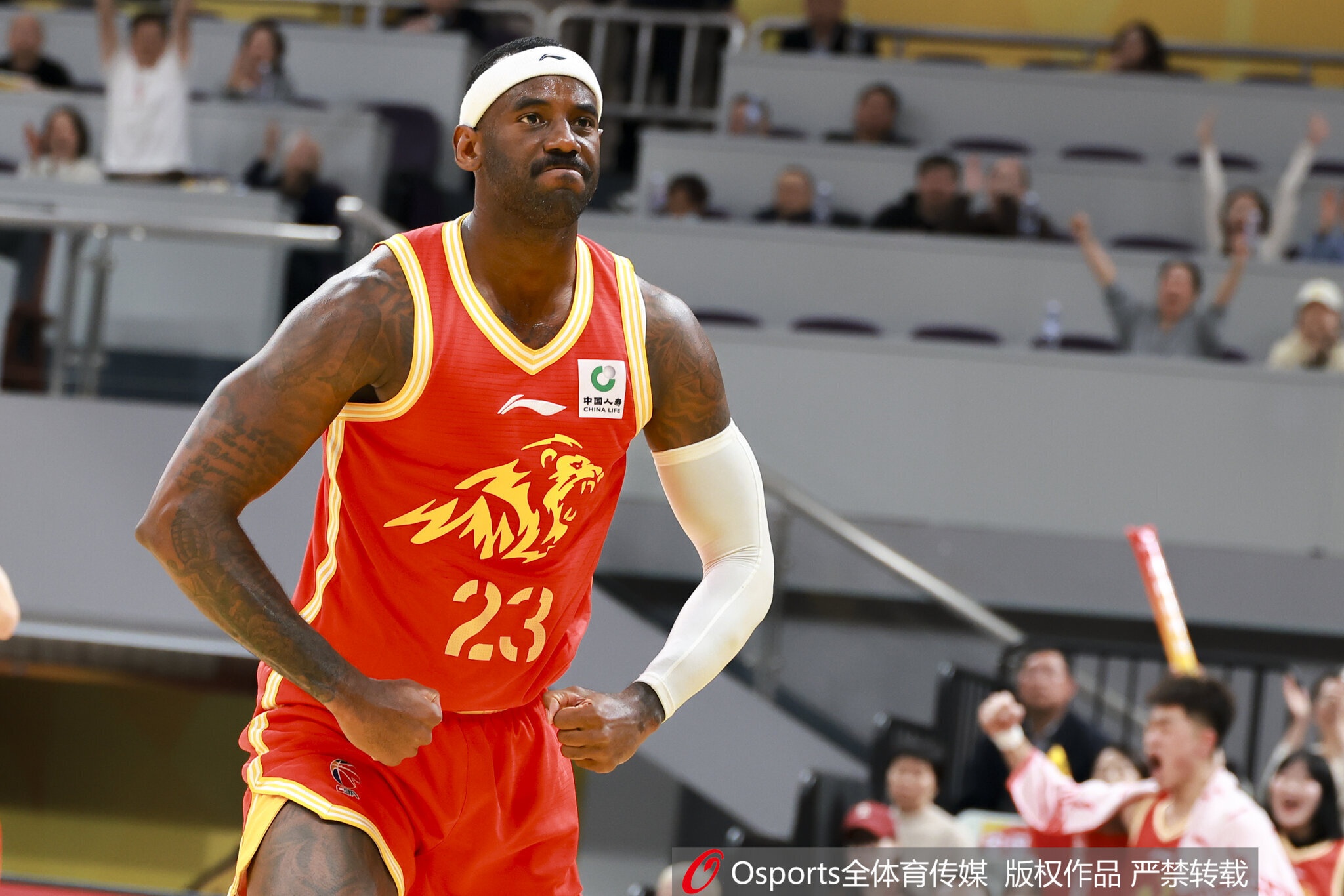 北京男篮接触桑普森,管维佳:防守碾压斯佩尔曼但三分低产
