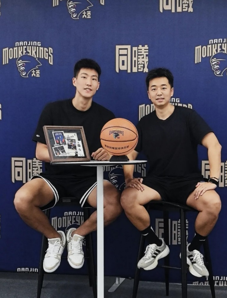 同曦官宣签下杜润旺与李玮颢 新赛季四号位与锋线补强 同曦官宣签下杜润旺与李玮颢 新赛季四号位与锋线补强
