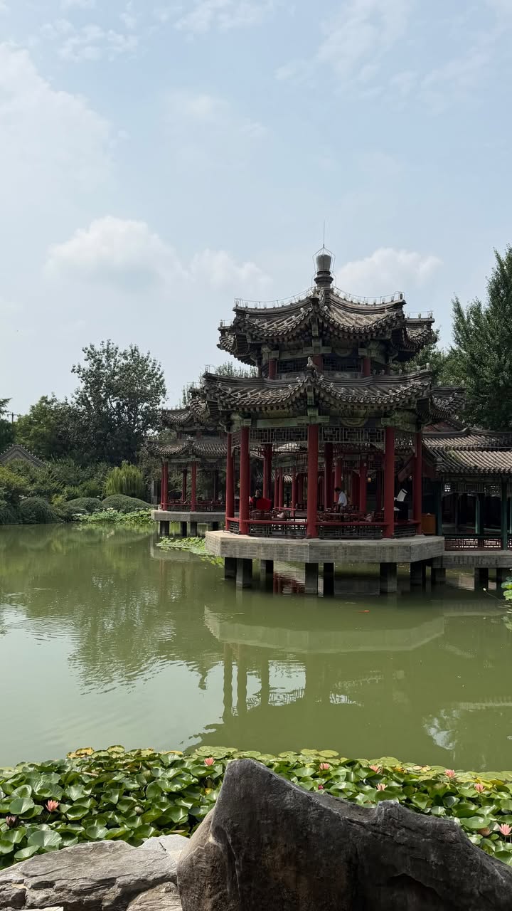 佩德里携女友北京行：铜锅涮肉配长城打卡