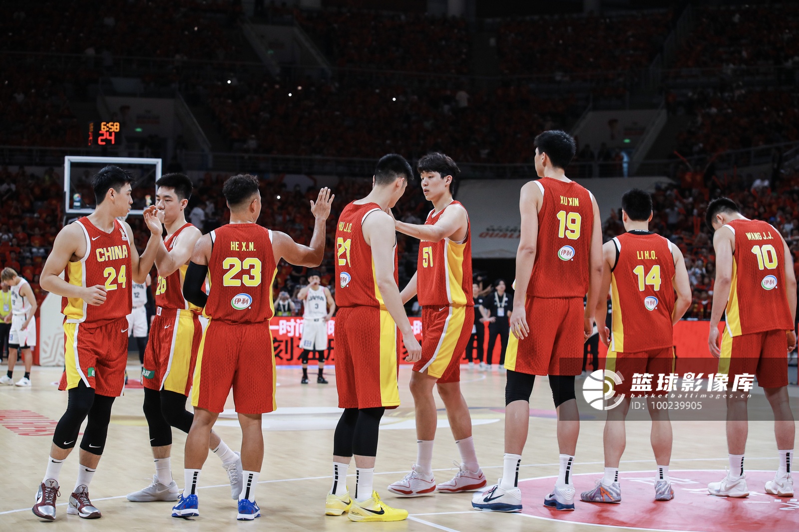 FIBA商业赛揭秘:中国男篮半场领先19分 收费10元引争议