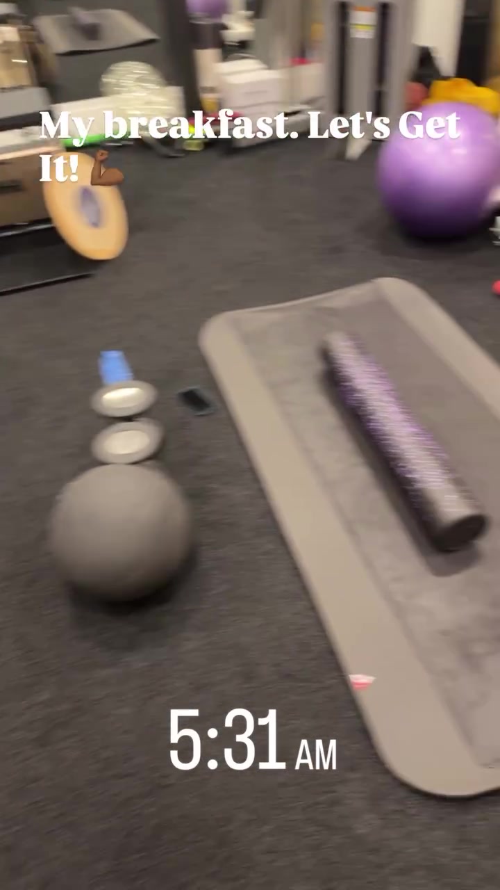 詹姆斯凌晨5:31早起训练：我的早餐，让我们加油练