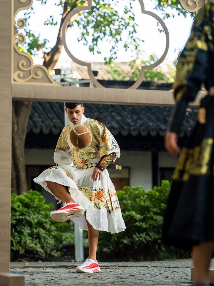 佩德里晒汉服合影，中国行另类收官