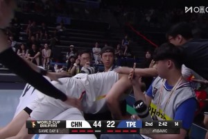 [杨瀚森救球]无惧受伤风险！杨瀚森飞身救球撞翻广告板，真的很拼啊！