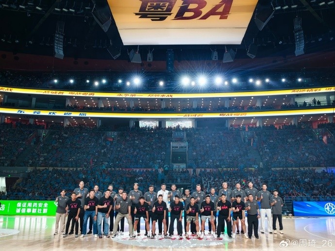 周琦现场观战粤BA总决赛第二场 晒与杜锋刘玉栋徐杰等合影