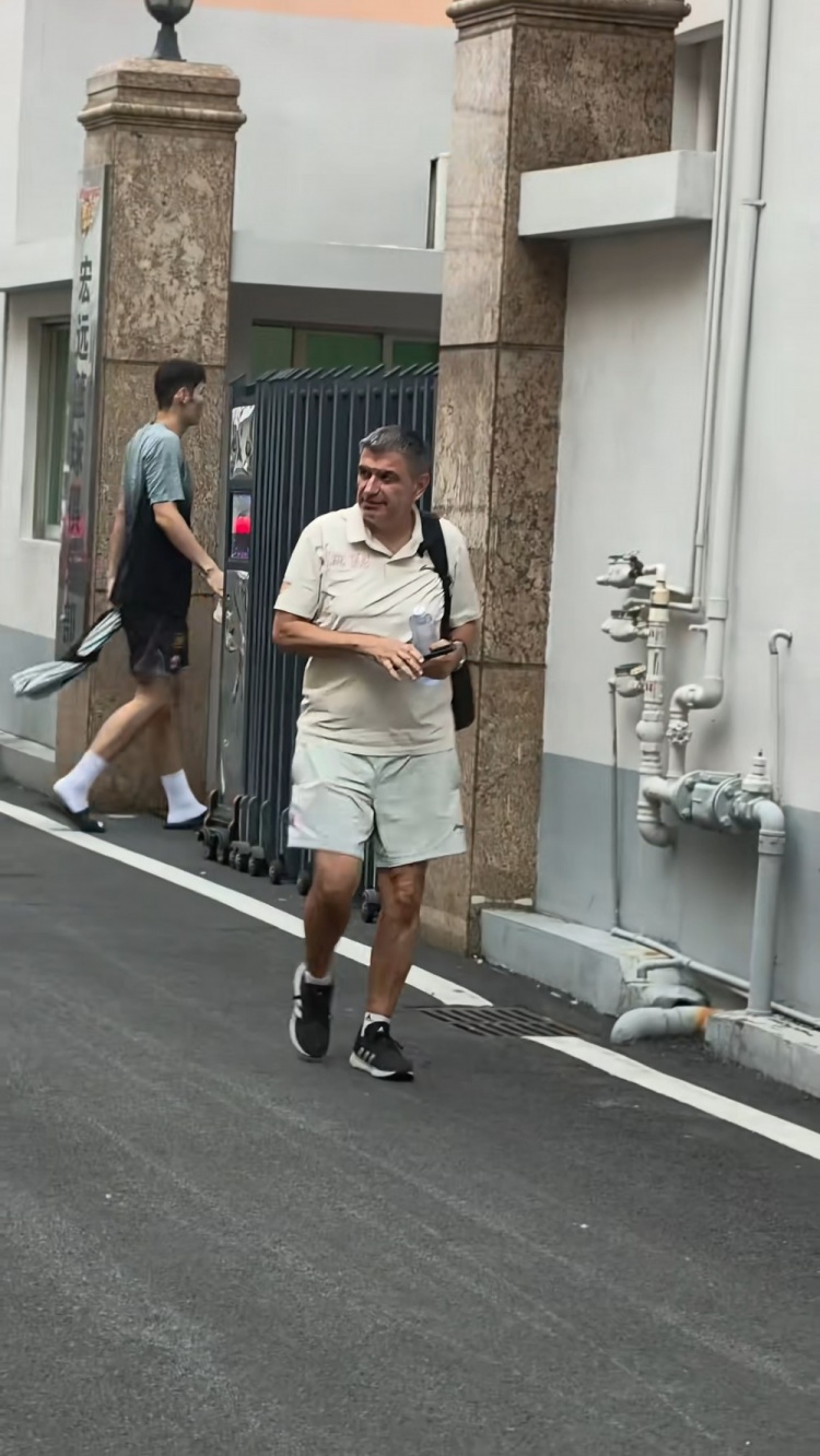福建内线刘炜被拍到在广东男篮基地训练 去年曾入选U19男篮 福建内线刘炜被拍到在广东男篮基地训练 去年曾入选U19男篮