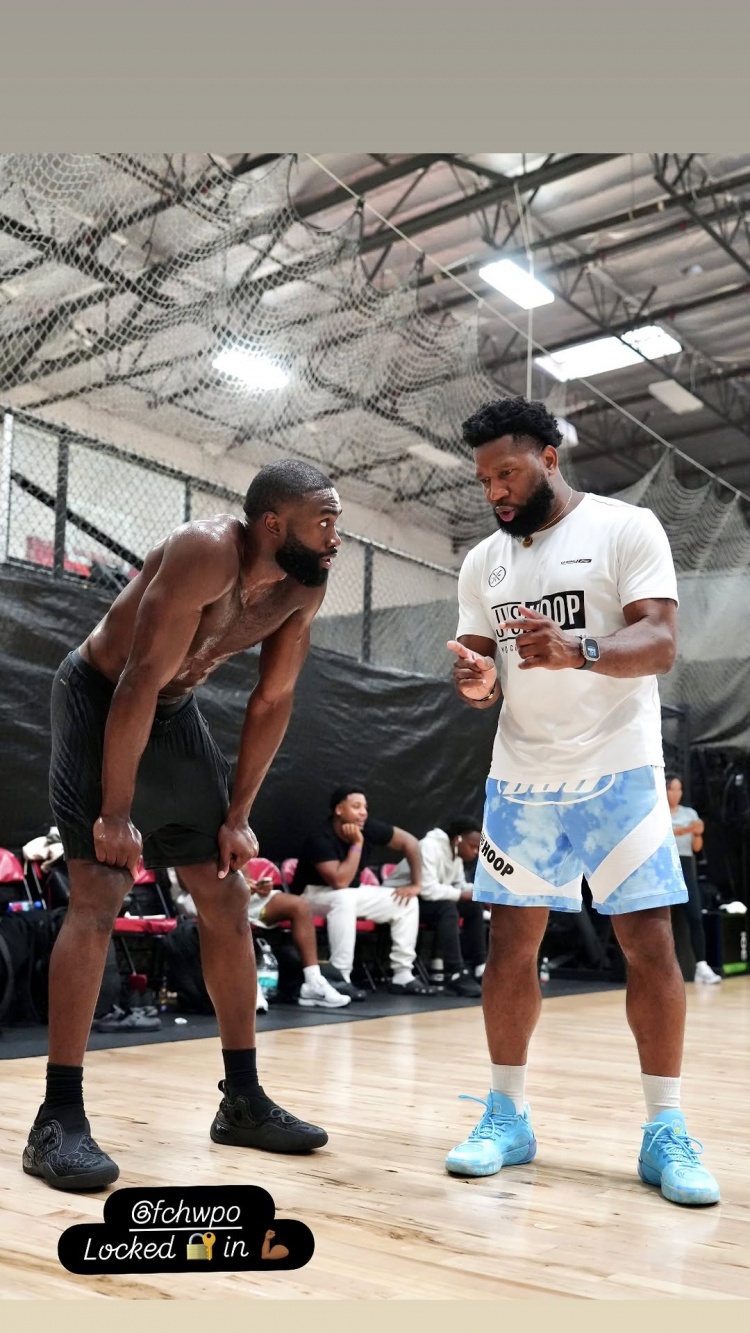 赤膊上阵！训练师晒与杰伦·布朗训练照：全力以赴